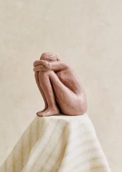 Sezane Sculpture Guénolée Courcoux - Femme Assise Grand Modèle- Les Invités