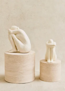 Sezane Sculpture Guénolée Courcoux - Femme Assise Grand Modèle- Les Invités
