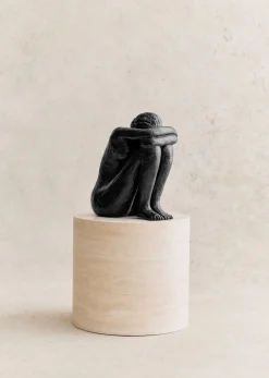 Sezane Sculpture Guénolée Courcoux - Femme Assise Grand Modèle- Les Invités