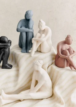 Sezane Sculpture Guénolée Courcoux - Femme Assise Grand Modèle- Les Invités