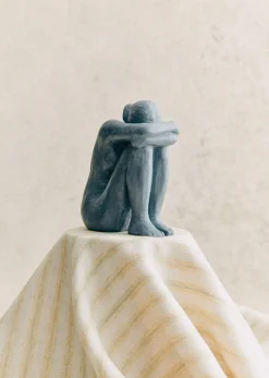 Sezane Sculpture Guénolée Courcoux - Femme Assise Petit Modèle- Les Invités