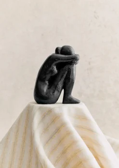 Sezane Sculpture Guénolée Courcoux - Femme Assise Petit Modèle- Les Invités