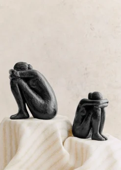 Sezane Sculpture Guénolée Courcoux - Femme Assise Petit Modèle- Les Invités