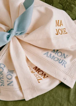 Sezane Set De 4 Serviettes - Les Mots Brodés- Les Tissus|La Vaisselle